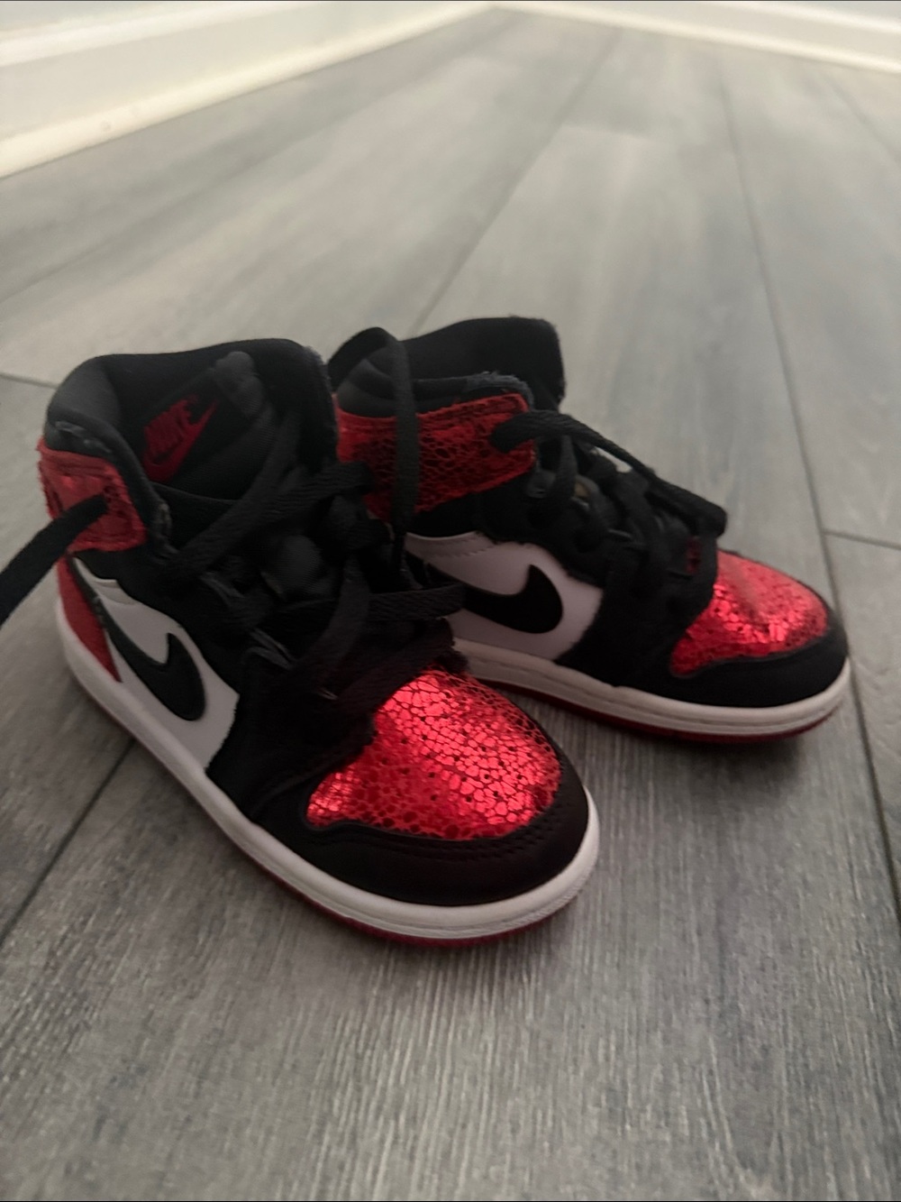 Jordan 1 Retro High OG "Varsity Red" Toddler Girl's Shoe